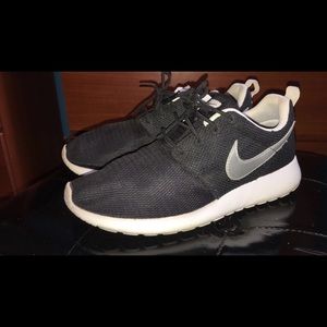 Nike roshe sneakers